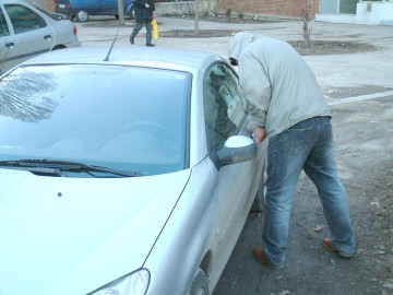 Hoţul de 65 de ani, care a dat iama din maşinile aflate în parcările centrelor comerciale, menținut în arest preventiv